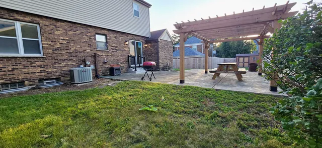 a view of a backyard