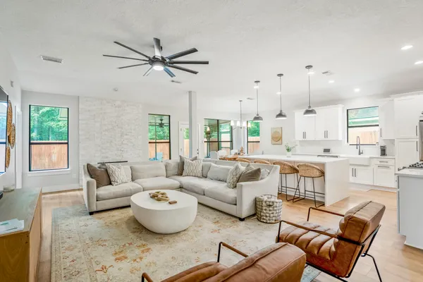 $499,900 | 146 South Holly Laurel Circle, The Woodlands, TX 77382