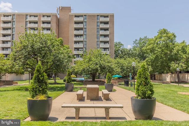1250 4th Street Southwest, Unit W403 Washington, DC 20024 - Photo 28 of 30 a view of a multi story building