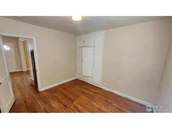 a black and white photo of a room