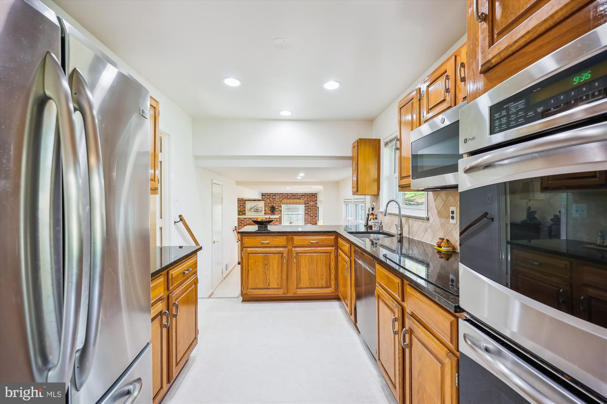 2183 Stratton Drive Potomac, MD 20854 - Photo 12 of 48 a kitchen with stainless steel appliances granite countertop a refrigerator and a stove