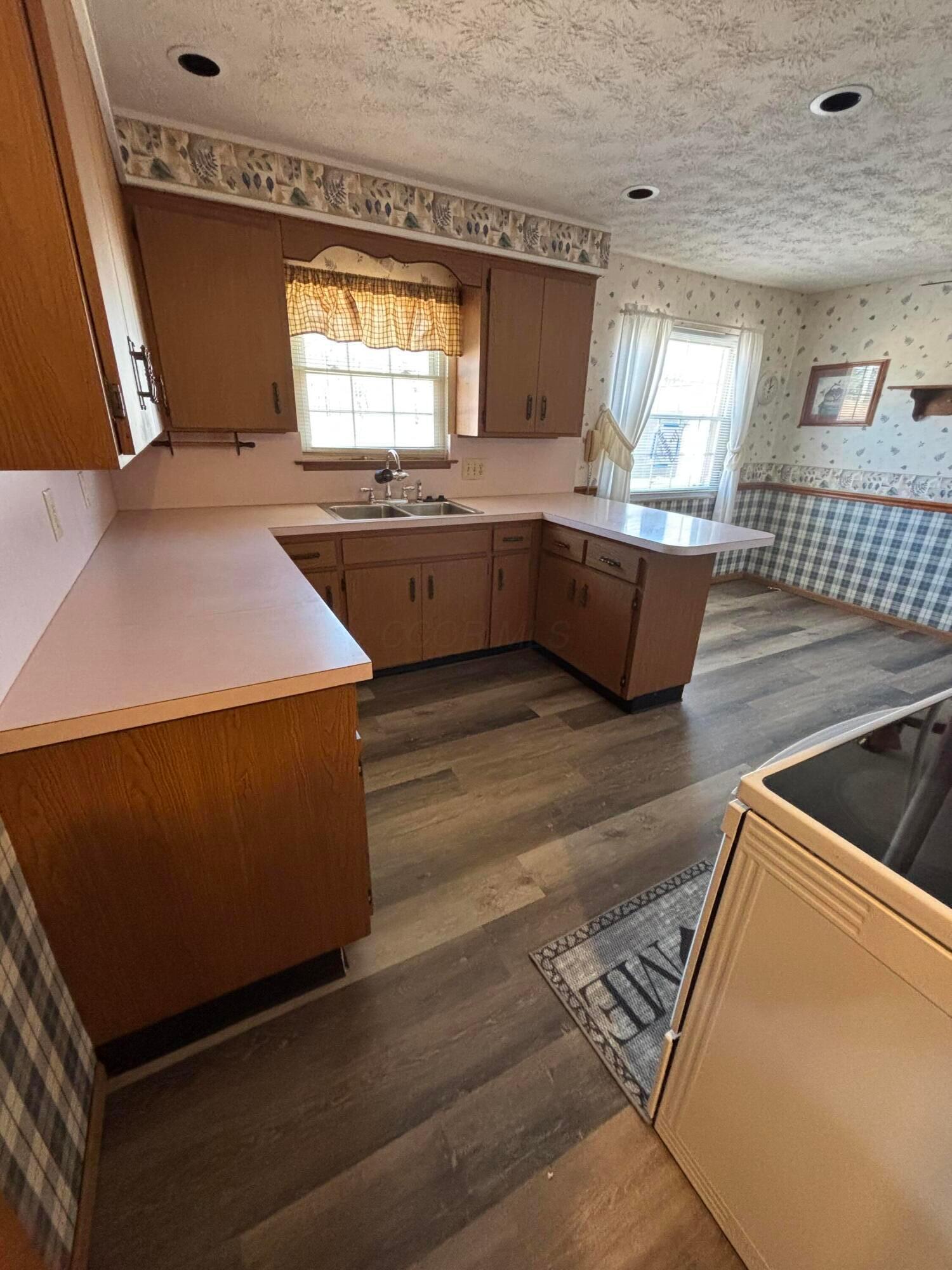 372 Topsfield Road Columbus, OH 43228 - Photo 7 of 31 Kitchen