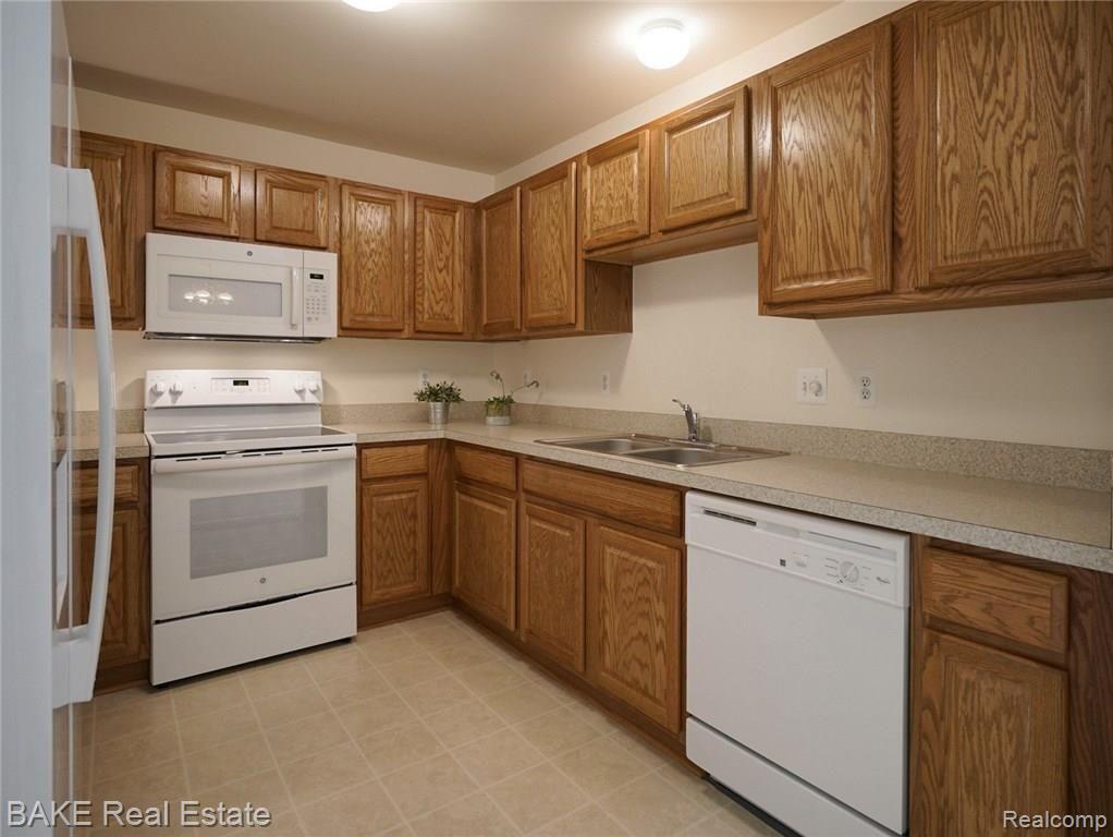 16954 Farmington Road, Unit 25 Livonia, MI 48154 - Photo 10 of 20 Plentiful cabinetry & counters