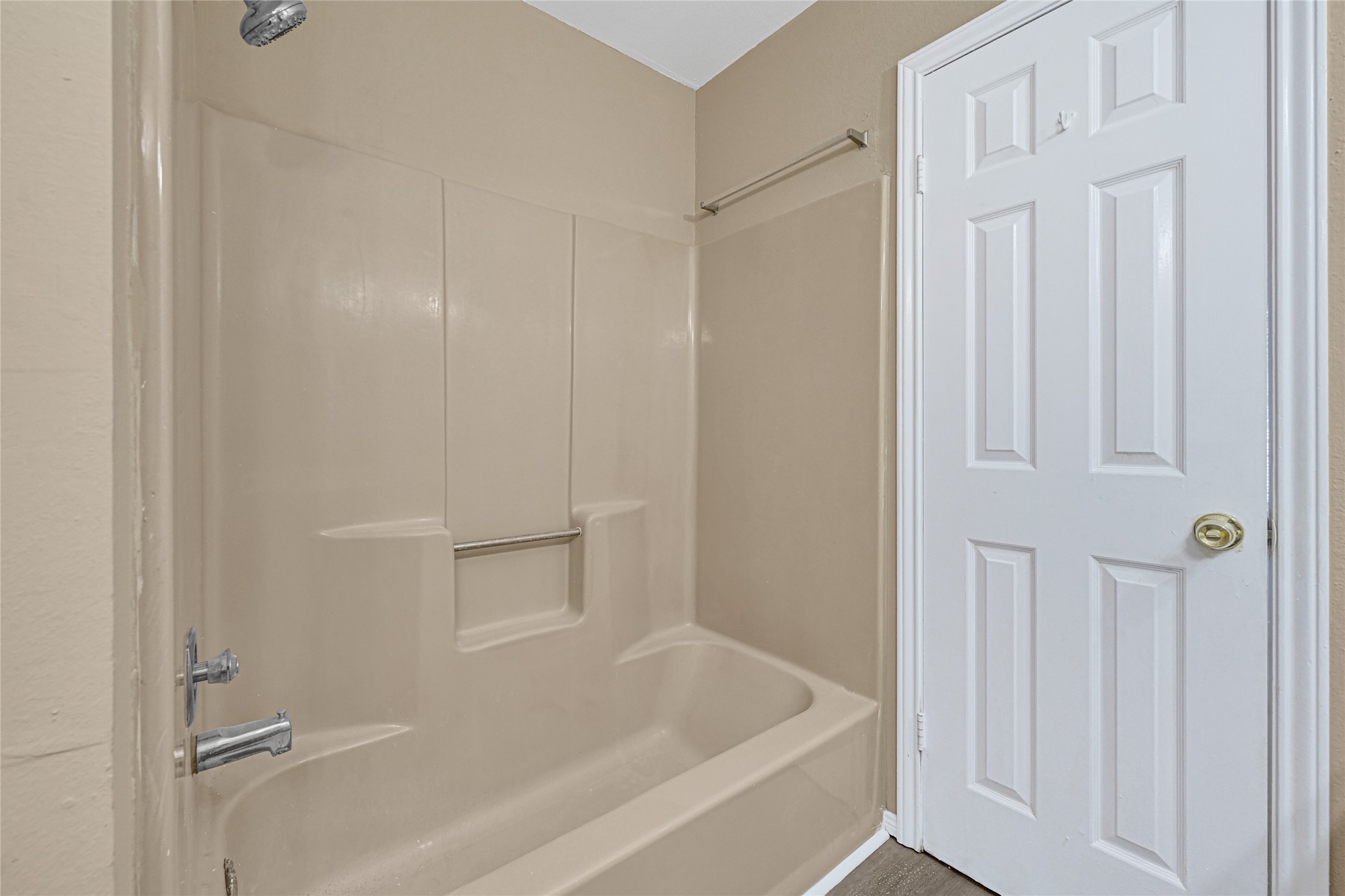 2030 Plantation Drive, Unit B14 Conroe, TX 77301 - Photo 16 of 19 a bathroom with a bathtub