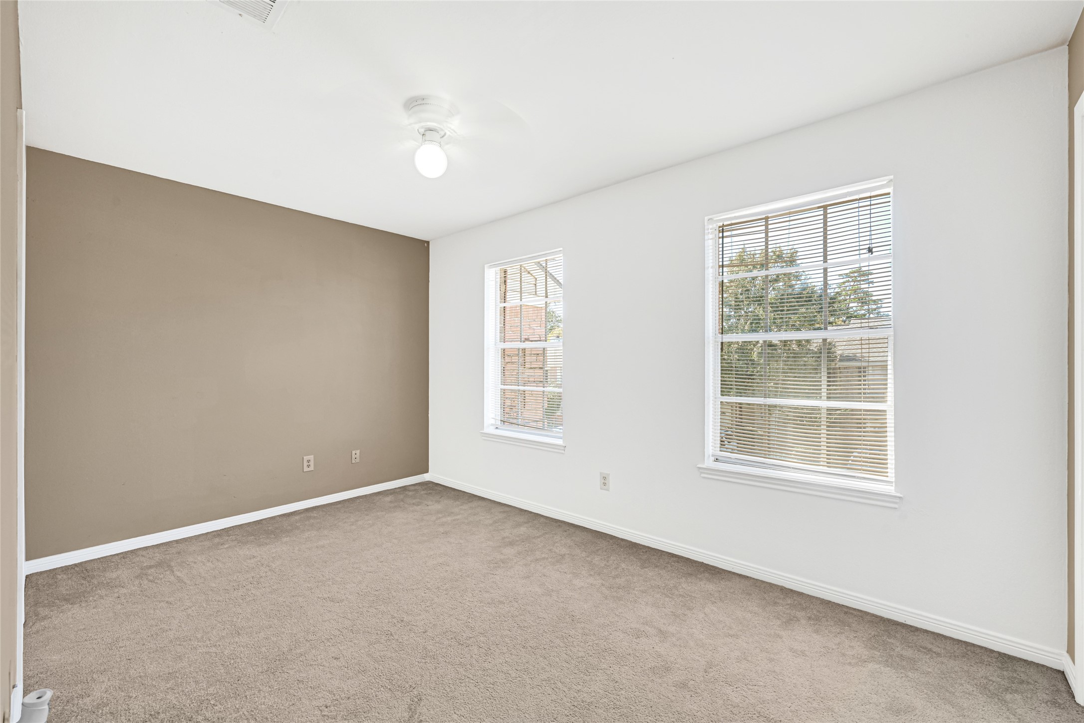 2030 Plantation Drive, Unit B14 Conroe, TX 77301 - Photo 5 of 19 an empty room with a window