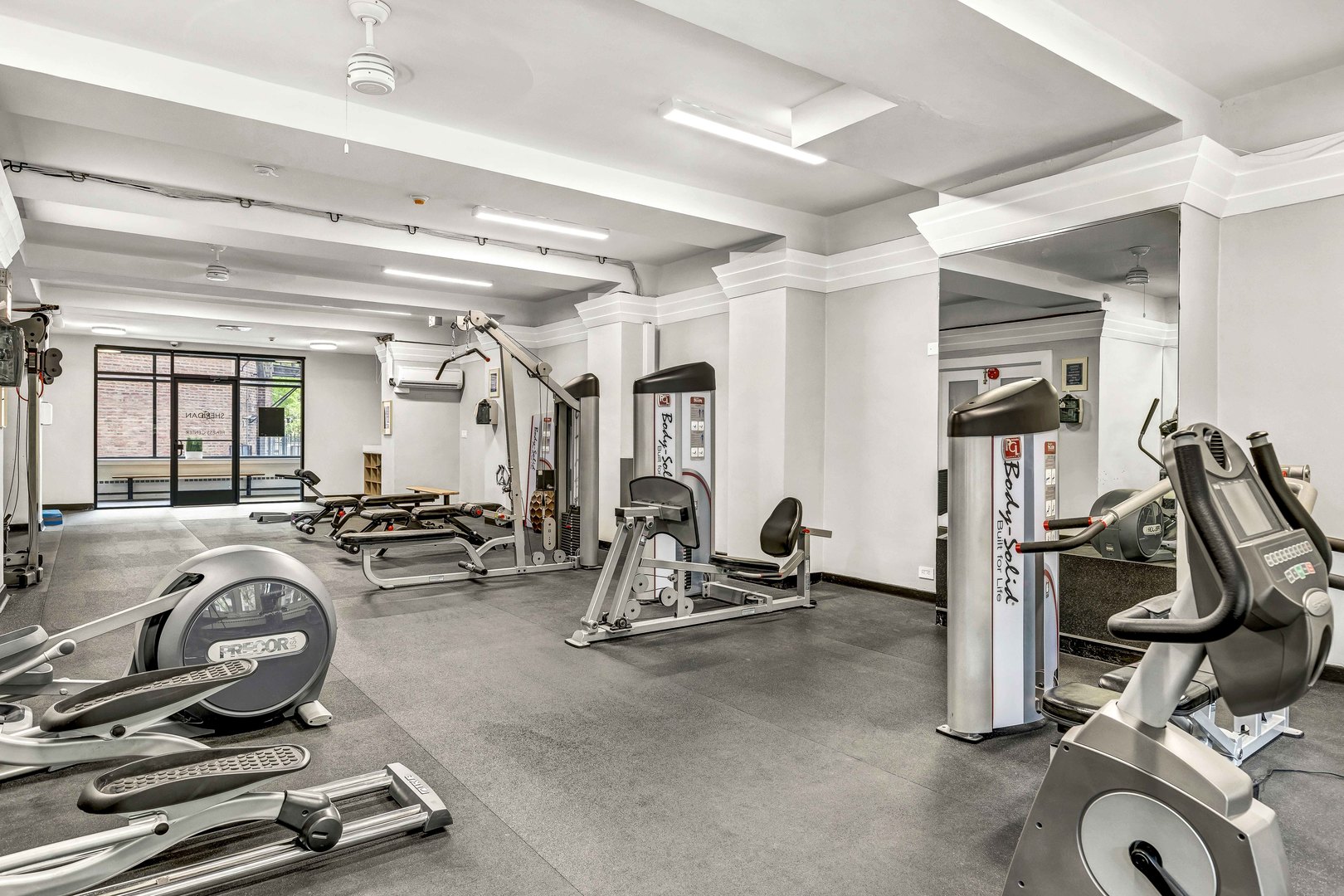 7301 North Sheridan Road, Unit 901 Chicago, IL 60626 - Photo 16 of 18 a view of a room with gym equipment