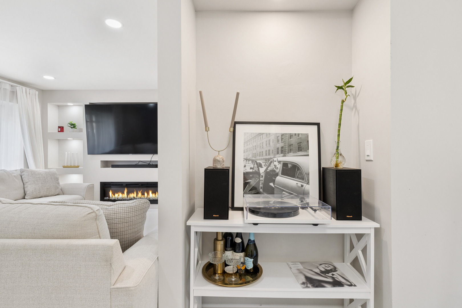 1936 Whitingham Lane Hoffman Estates, IL 60169 - Photo 17 of 23 a living room with furniture and a flat screen tv