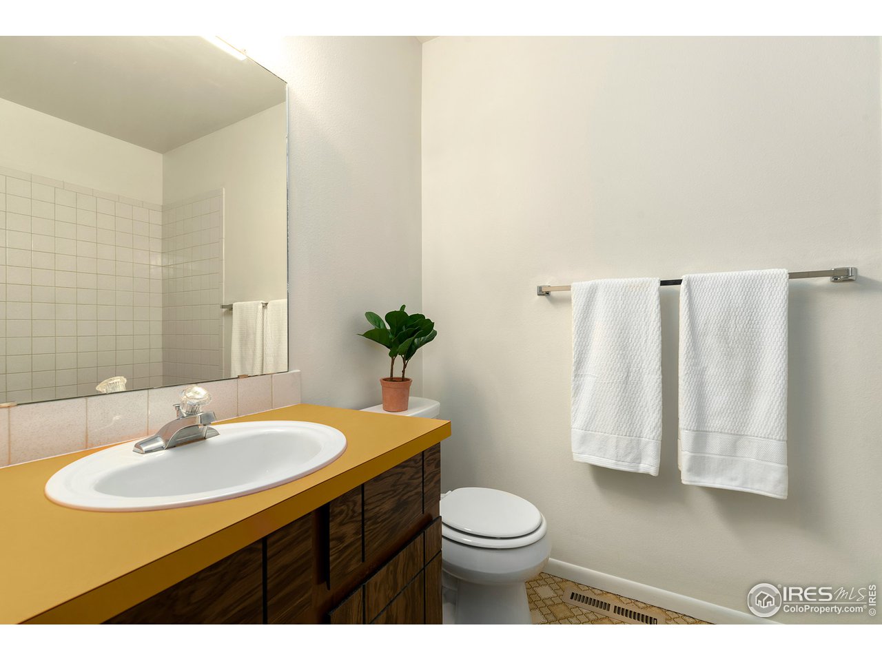 526 Del Clair Road Fort Collins, CO 80525 - Photo 38 of 40 Upper Bathroom