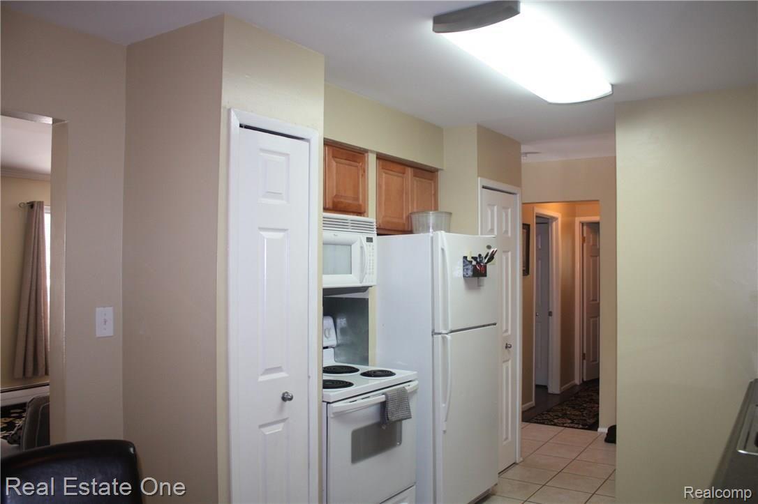 761 West Maple Road, Unit 54 Clawson, MI 48017 - Photo 3 of 17 Kitchen 2.jpg