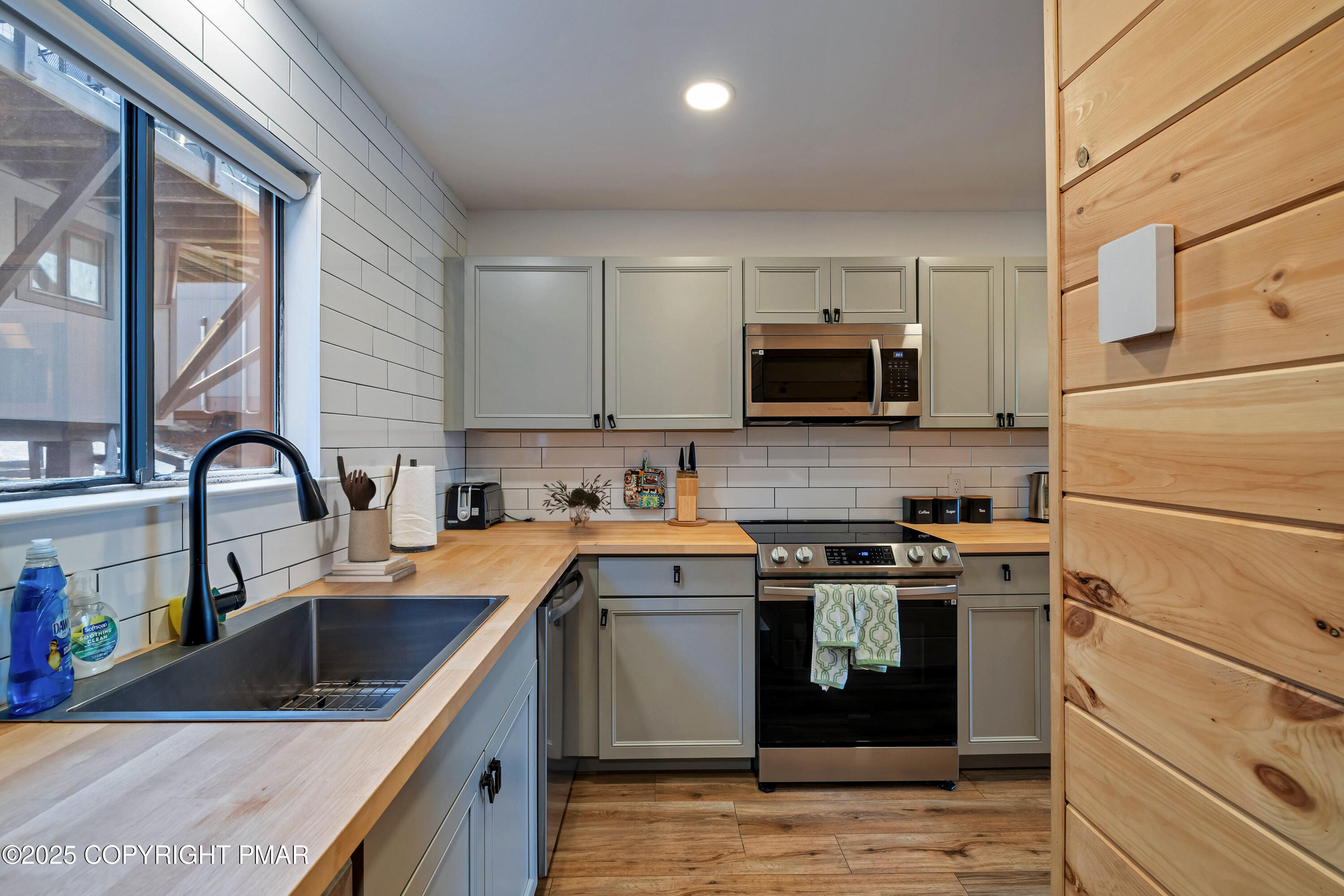 4 Middle Village Way Tannersville, PA 18372 - Photo 7 of 36 a kitchen with granite countertop a stove sink and refrigerator