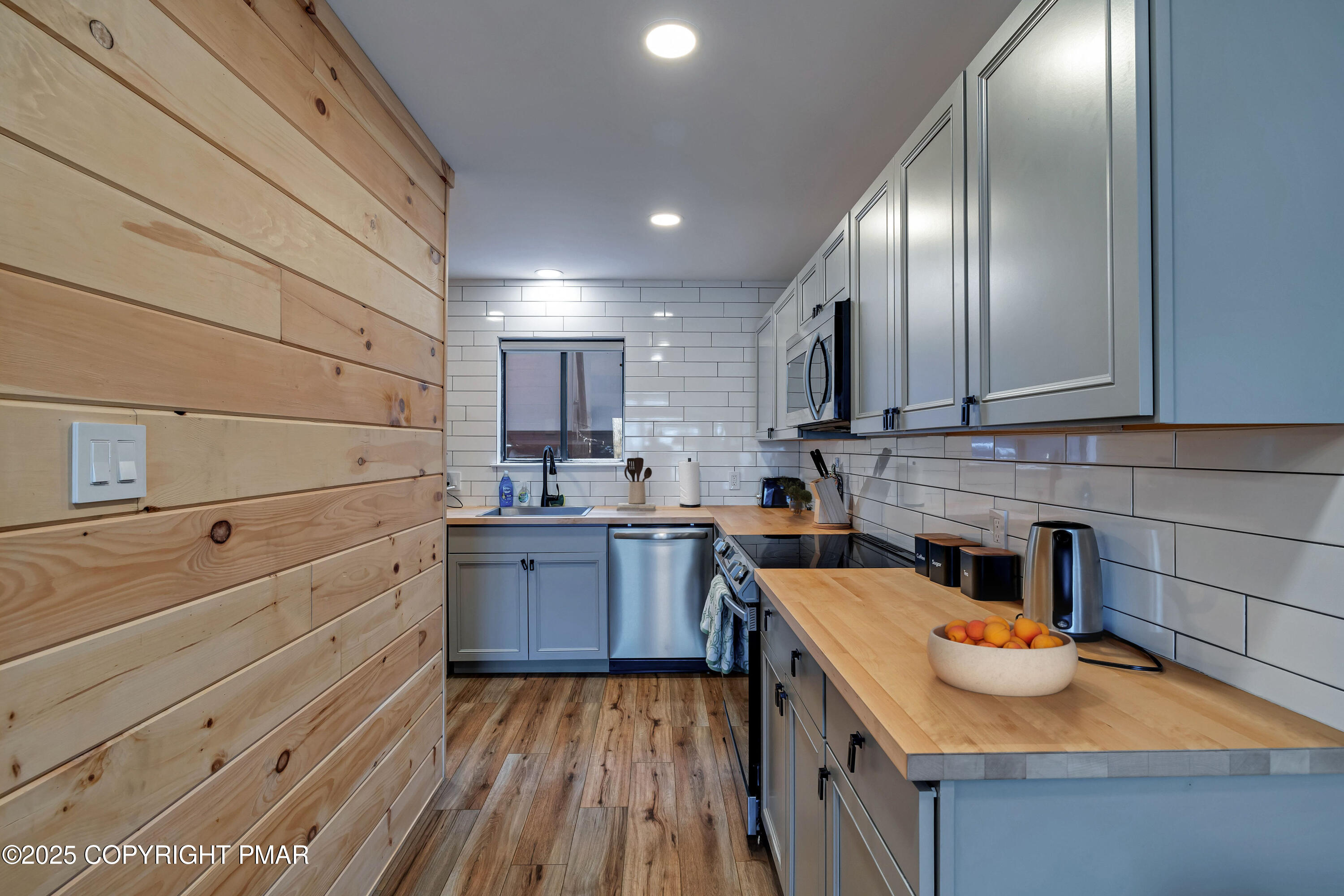 4 Middle Village Way Tannersville, PA 18372 - Photo 9 of 36 a kitchen with granite countertop stainless steel appliances and wooden floor