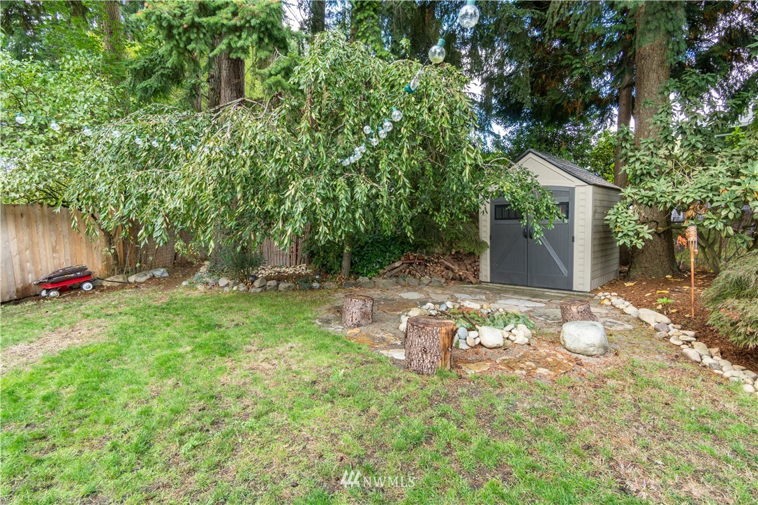 14634 Southeast 140th Street Renton, WA 98059 - Photo 22 of 35 a backyard of a house with lots of green space