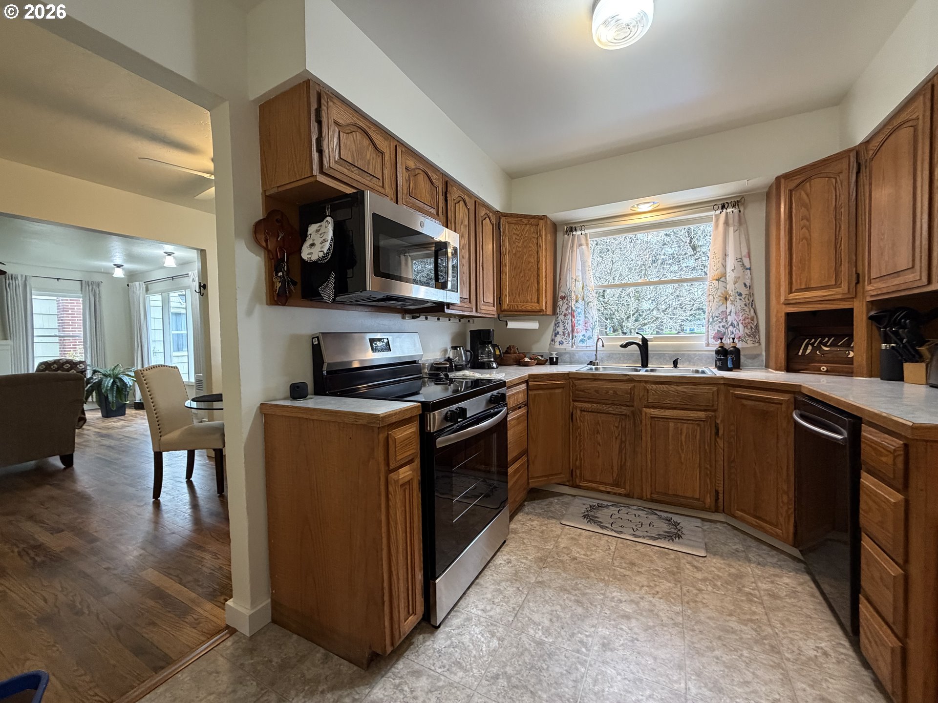 8906 Northeast Hancock Street Portland, OR 97220 - Photo 11 of 39