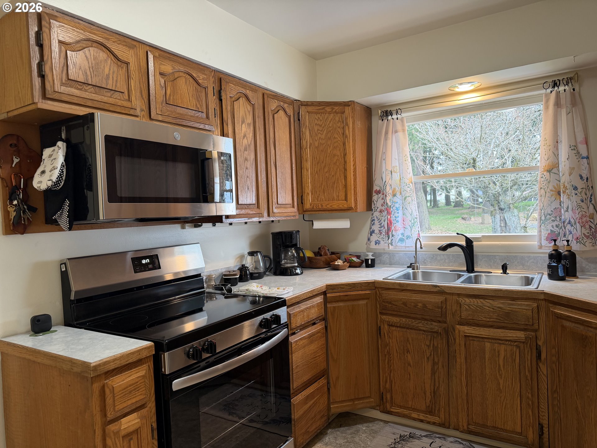 8906 Northeast Hancock Street Portland, OR 97220 - Photo 12 of 39