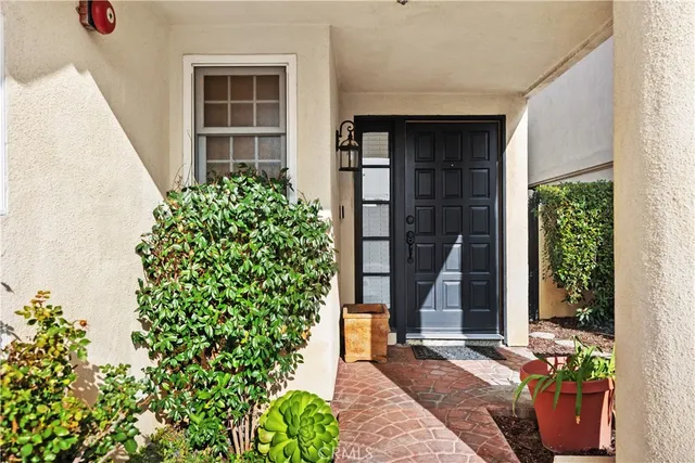 $1,595,000 | 286 Carefree Lane, Costa Mesa, CA 92627