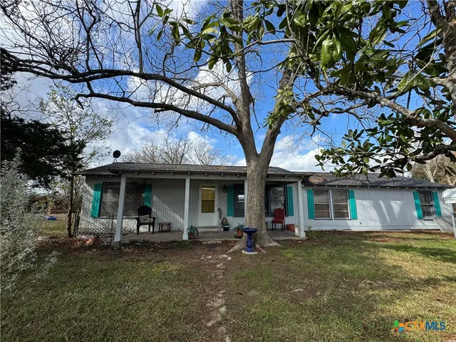 a view of a house with backyard