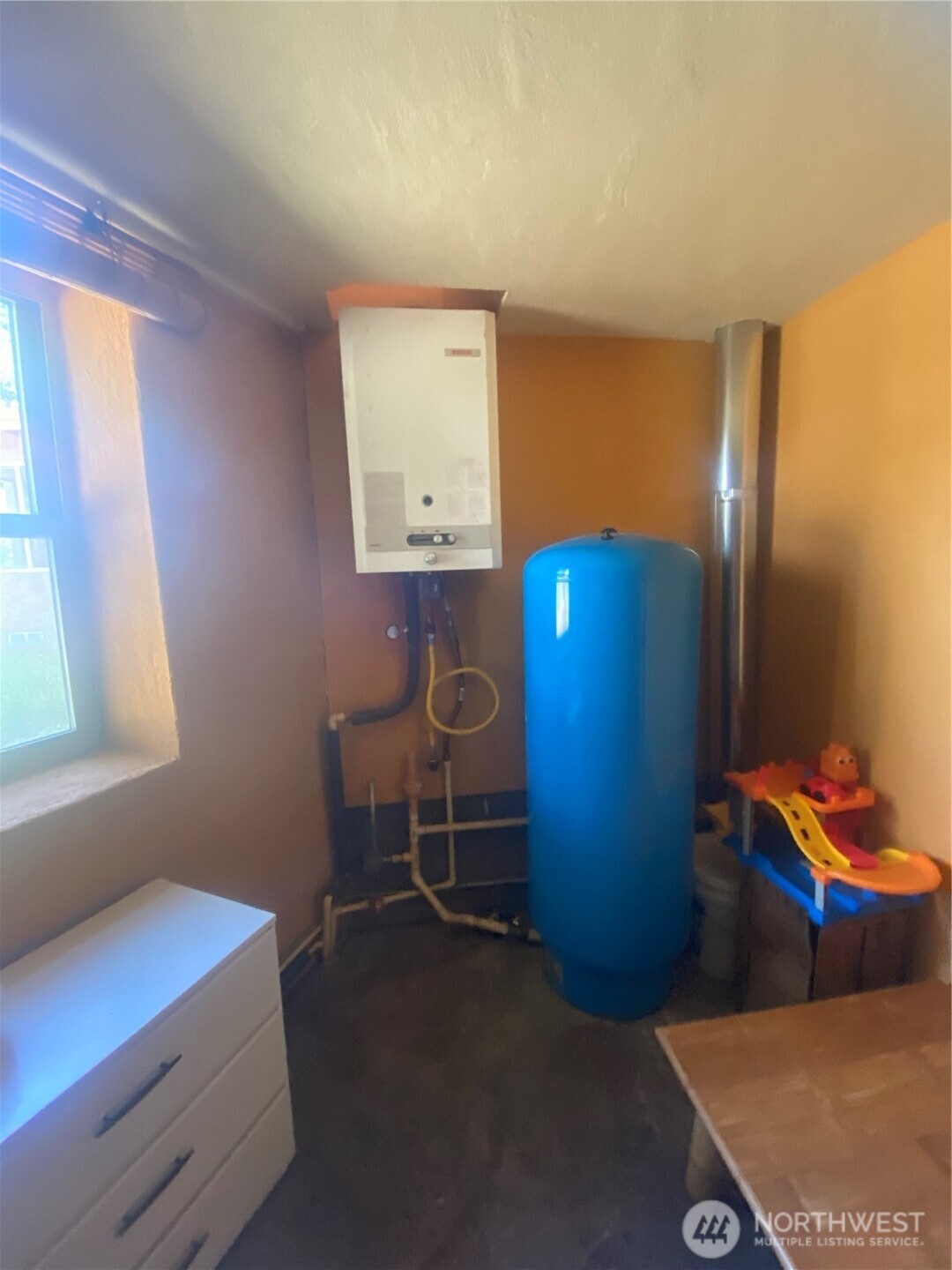 0 Big Springs Ranch Road Wenatchee, WA 98801 - Photo 15 of 26 a room with furniture and window