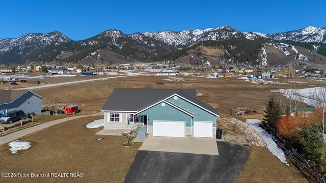 $949,000 | 1002 Lariat Drive, Etna, WY 83118
