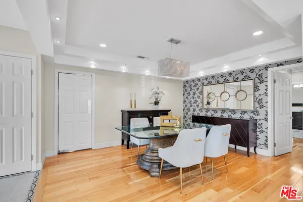 $18,000 | 326 North Doheny Drive, Beverly Hills, CA 90211
