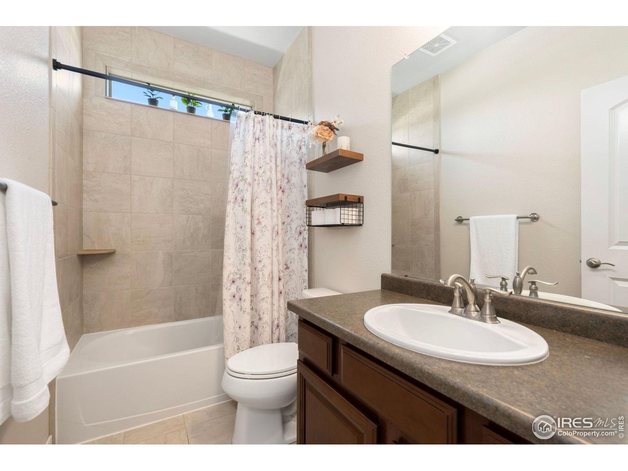 7326 McClellan Road Wellington, CO 80549 - Photo 12 of 17 Shared Bath (Main Floor)