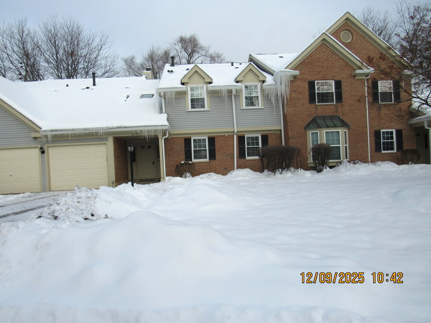2790 Glasgow Court, Unit X1 Schaumburg, IL 60107 - Photo 1 of 18 a view of a white house with wooden fence