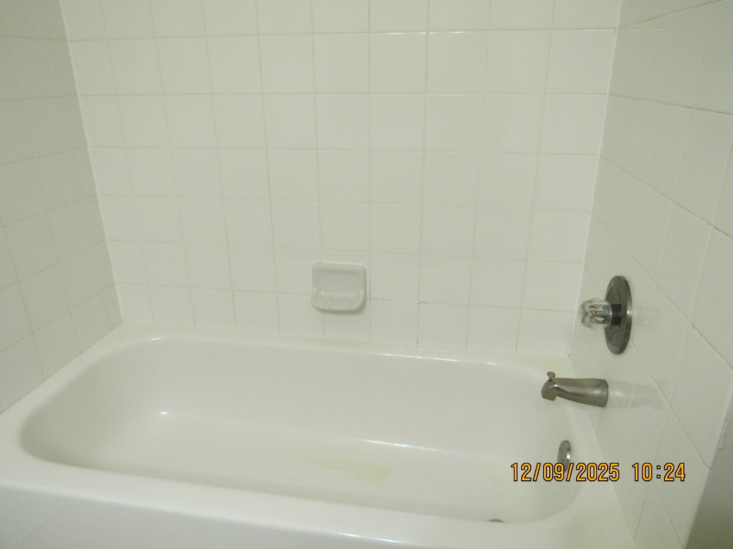 2790 Glasgow Court, Unit X1 Schaumburg, IL 60107 - Photo 11 of 18 a close up of a bathtub