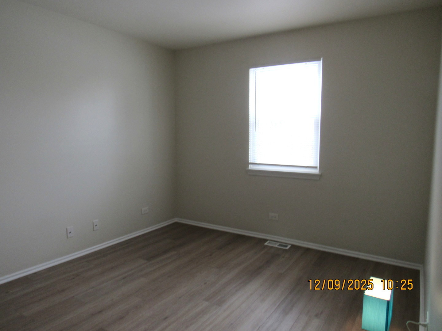 2790 Glasgow Court, Unit X1 Schaumburg, IL 60107 - Photo 12 of 18 an empty room with a window