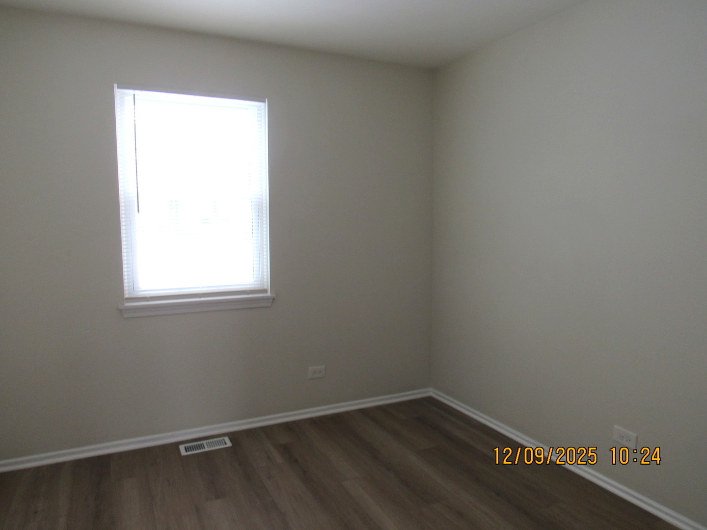 2790 Glasgow Court, Unit X1 Schaumburg, IL 60107 - Photo 15 of 18 an empty room with a window