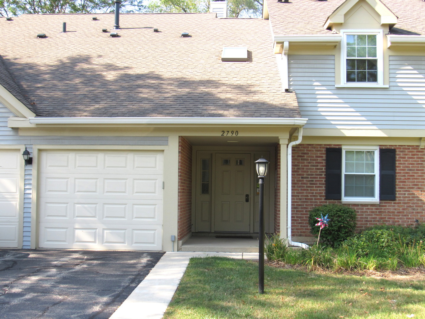 2790 Glasgow Court, Unit X1 Schaumburg, IL 60107 - Photo 2 of 18 a front view of a house with a yard