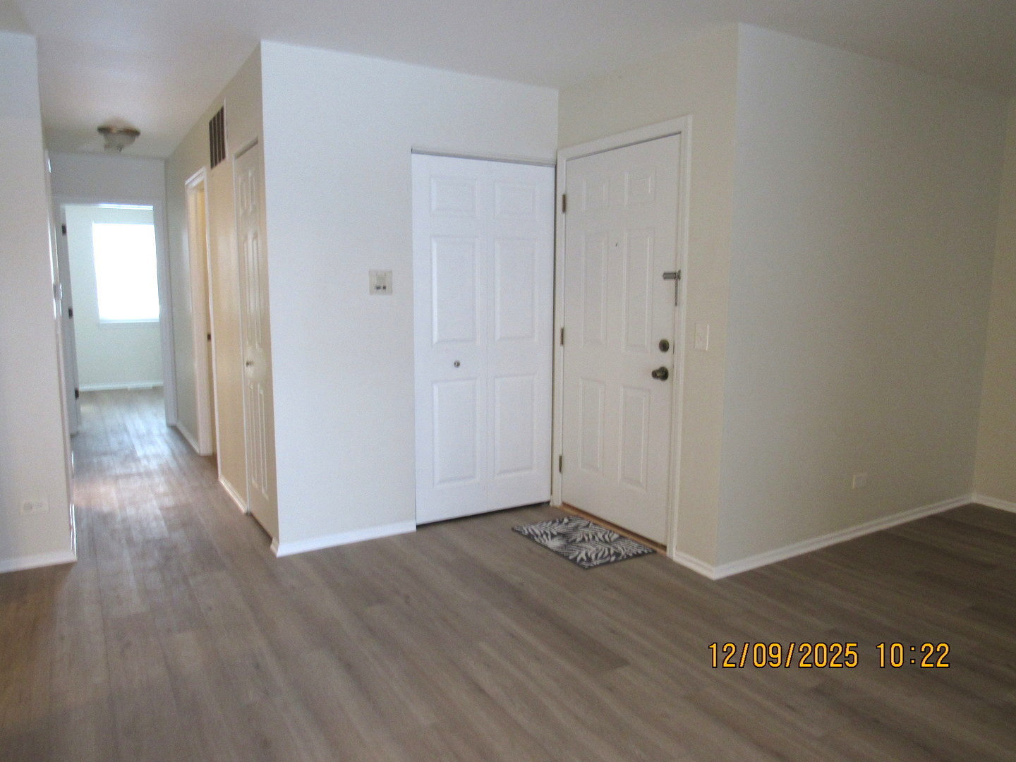 2790 Glasgow Court, Unit X1 Schaumburg, IL 60107 - Photo 3 of 18 a view of a hallway with wooden floor