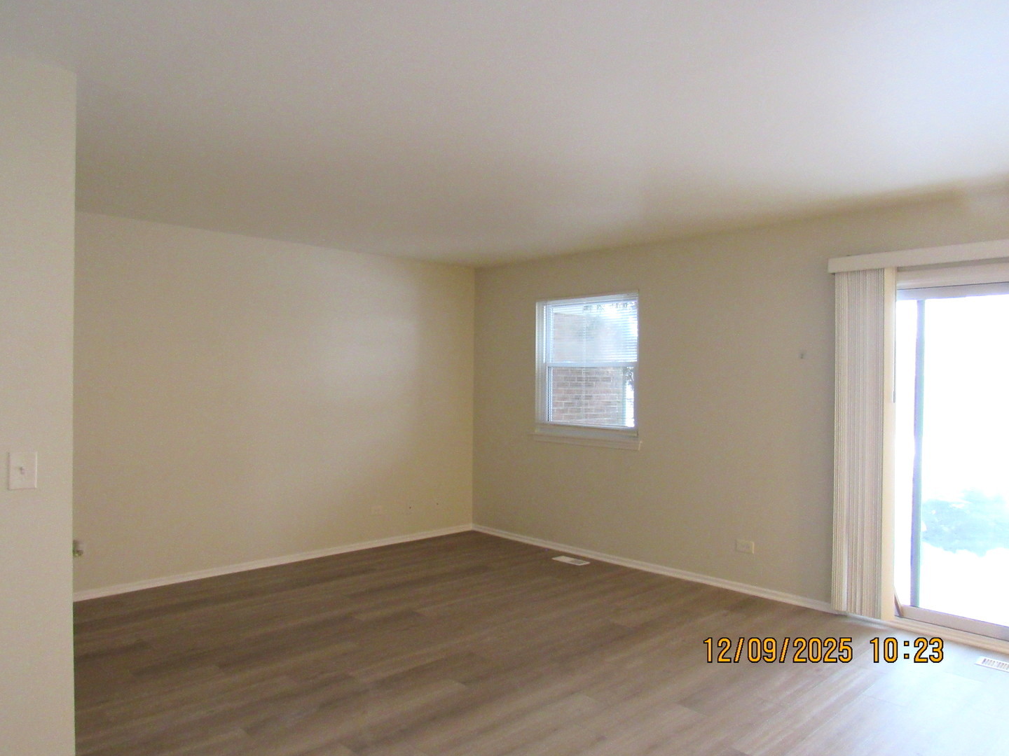 2790 Glasgow Court, Unit X1 Schaumburg, IL 60107 - Photo 4 of 18 an empty room with wooden floor and windows