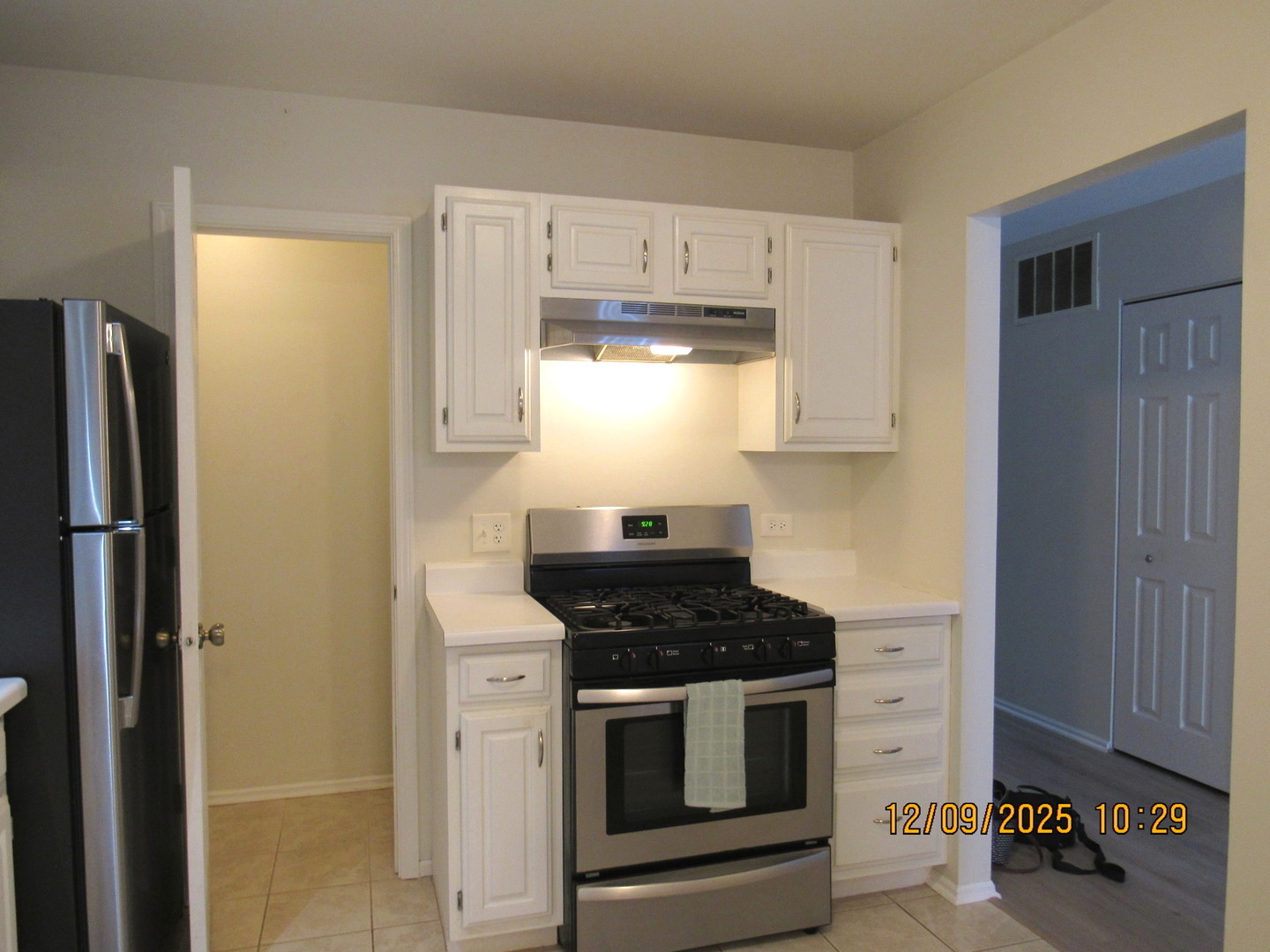 2790 Glasgow Court, Unit X1 Schaumburg, IL 60107 - Photo 6 of 18 a kitchen with granite countertop a stove a refrigerator and a cabinets