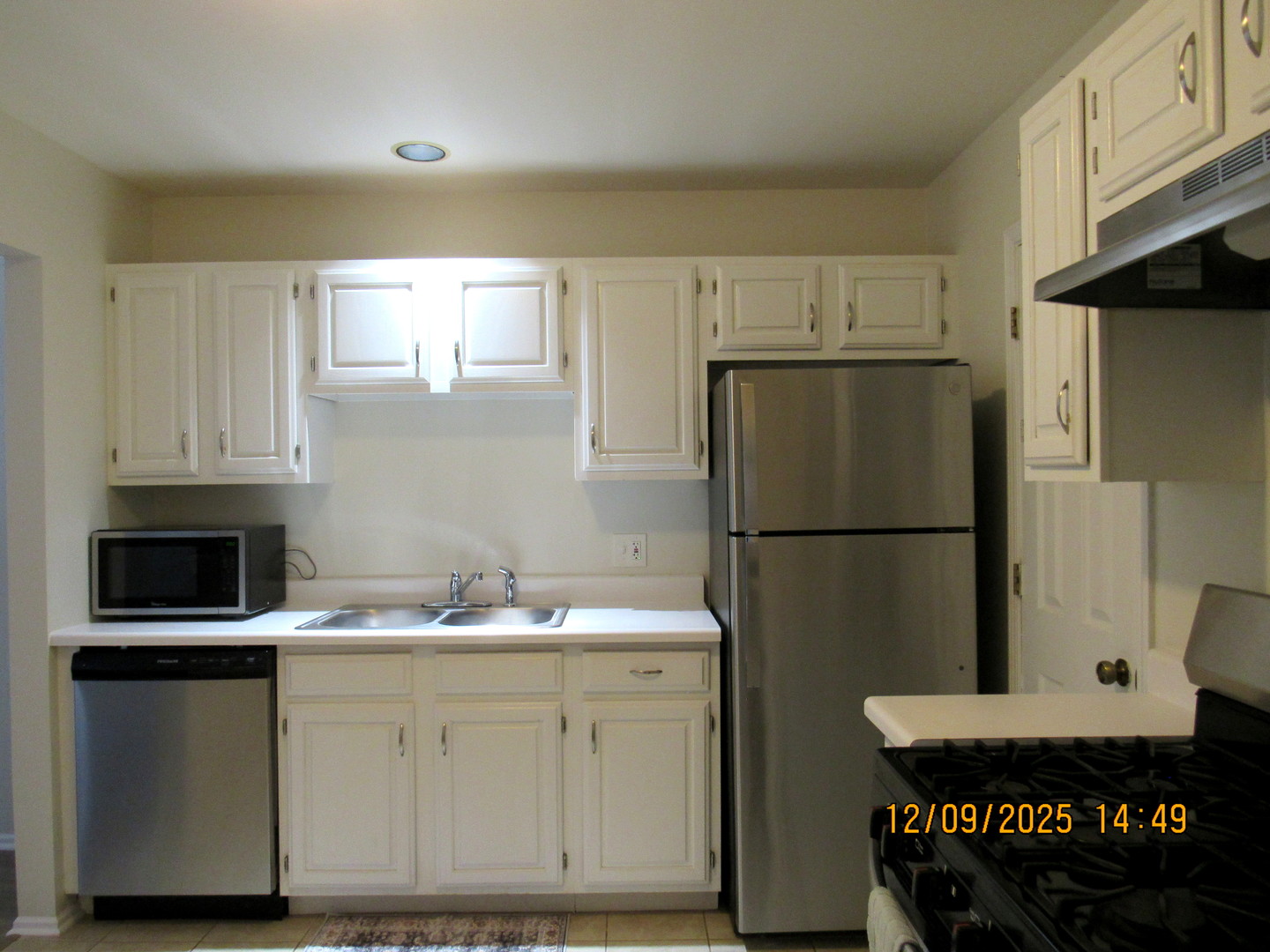 2790 Glasgow Court, Unit X1 Schaumburg, IL 60107 - Photo 7 of 18 a utility room with washer and dryer