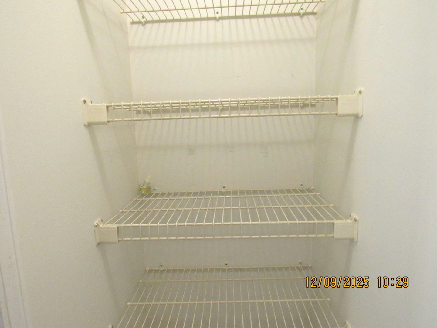 2790 Glasgow Court, Unit X1 Schaumburg, IL 60107 - Photo 8 of 18 a bathroom with a window