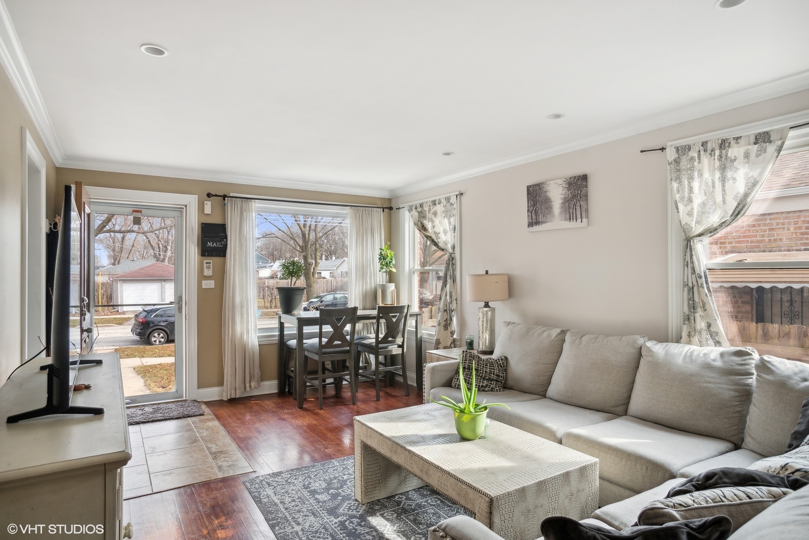 2412 Greenleaf Street Evanston, IL 60202 - Photo 2 of 20 a living room with furniture and a table