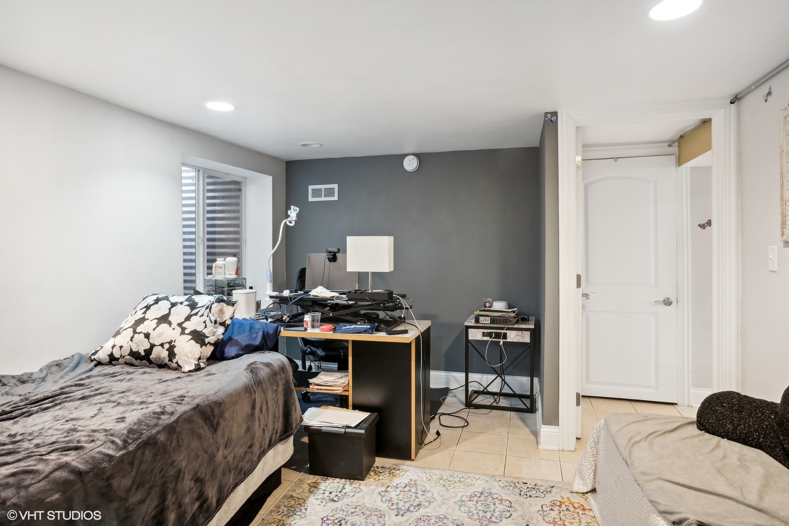 2412 Greenleaf Street Evanston, IL 60202 - Photo 9 of 20 a bedroom with a bed and a window