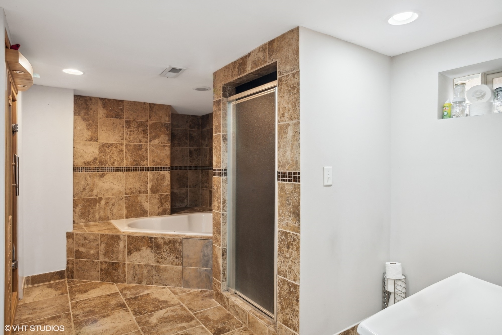 2412 Greenleaf Street Evanston, IL 60202 - Photo 10 of 20 a bathroom with a bathtub and shower