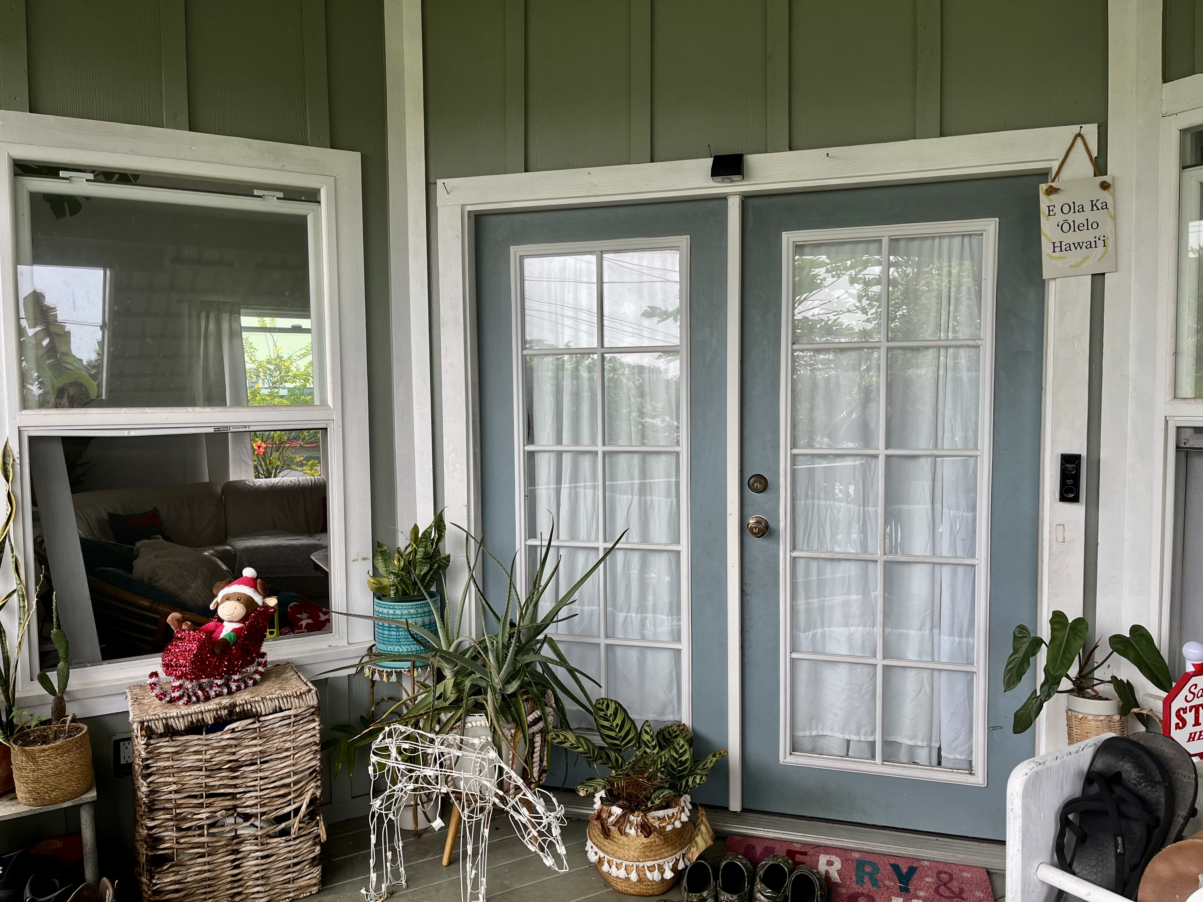 24 Manu Place Hilo, HI 96720 - Photo 2 of 16 a living room filled with furniture and a potted plant