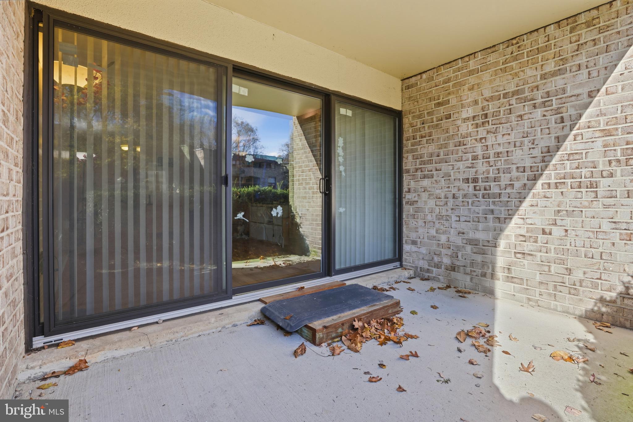 427 Christopher Avenue, Unit T2 Gaithersburg, MD 20879 - Photo 27 of 28 a living room with a rug