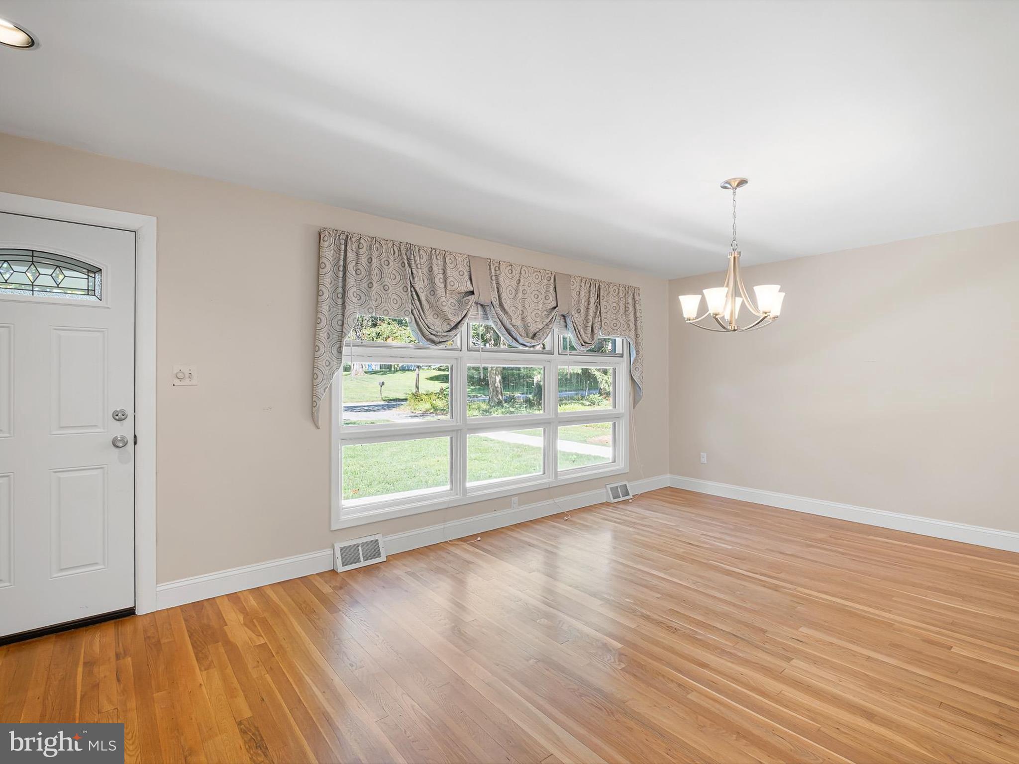 204 Jupiter Road Newark, DE 19711 - Photo 26 of 50 Living Room