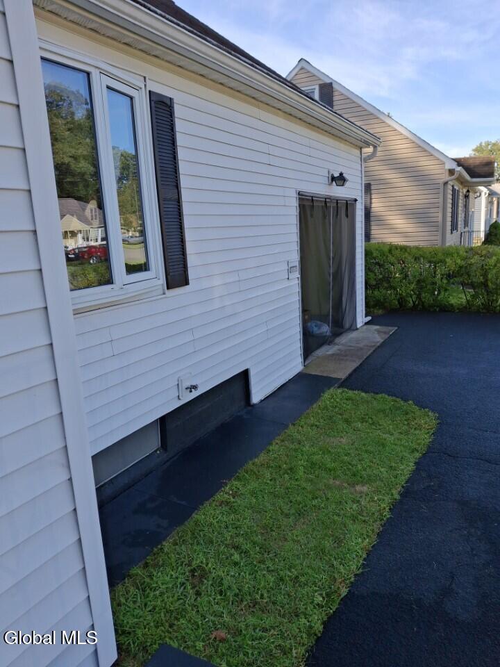 1009 Day Road Rotterdam, NY 12303 - Photo 5 of 66 right front