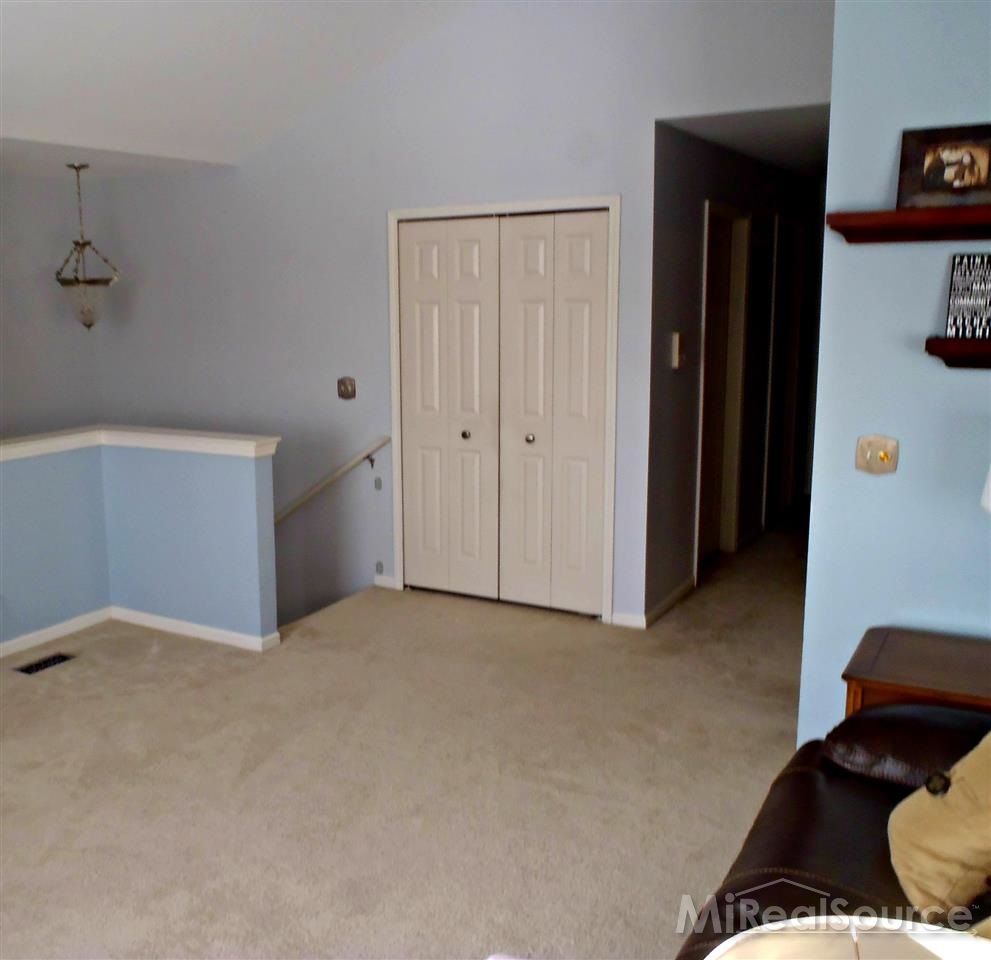 1907 Flagstone Circle Rochester, MI 48307 - Photo 7 of 14 31182497-6.JPG