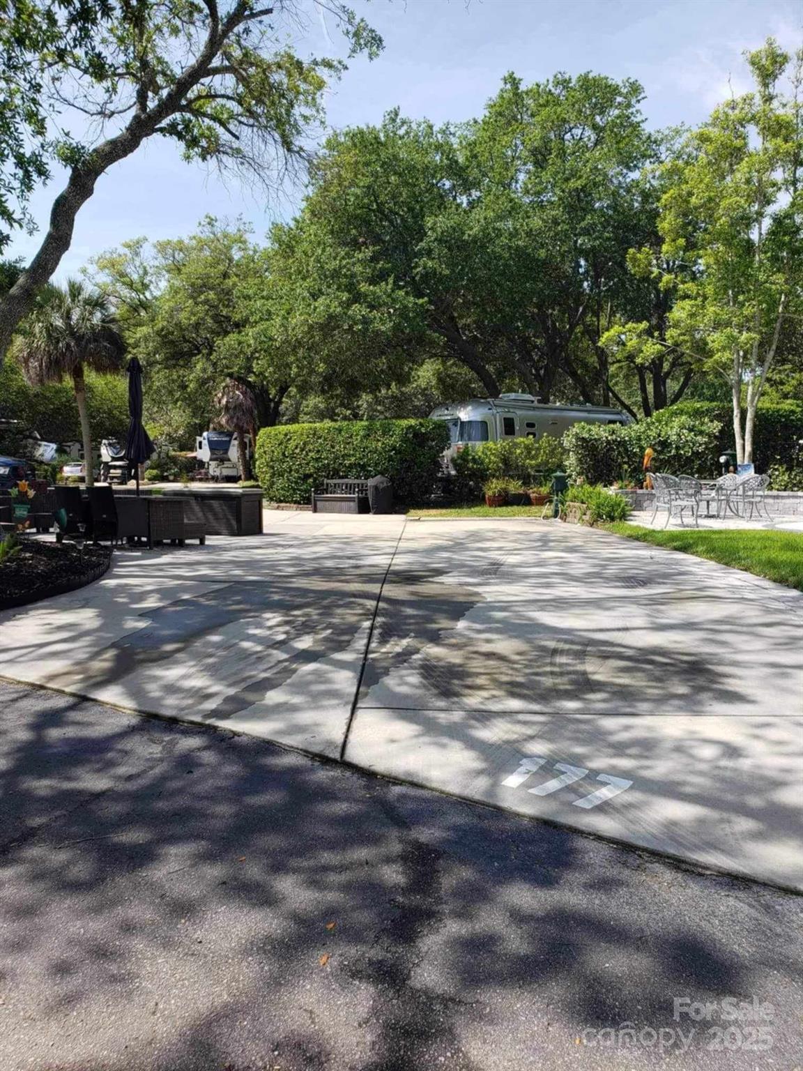 43B Jenkins Island Road, Unit 177 Hilton Head Island, SC 29926 - Photo 4 of 17 a backyard of a house with table and chairs under an umbrella