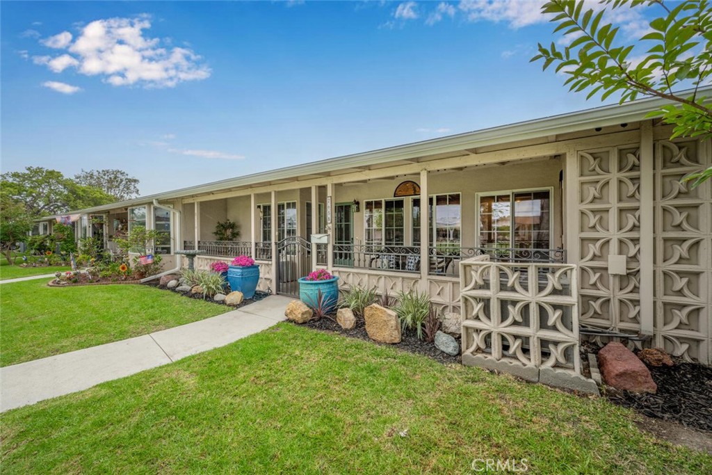 1621 Interlachen Road, Unit 265B Seal Beach, CA 90740 - Photo 4 of 36 a view of a house with garden and garden