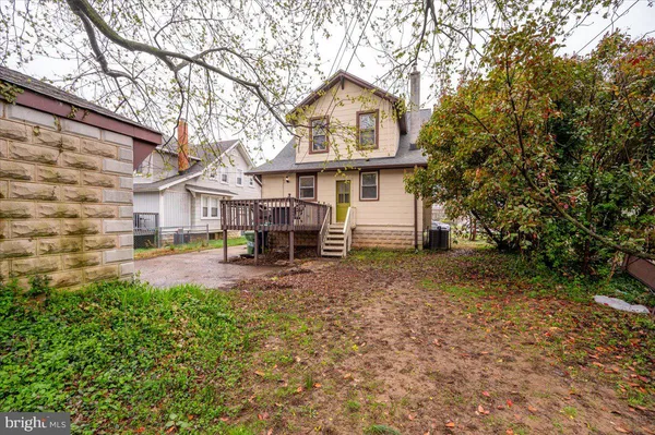 a view of a yard in front of a house