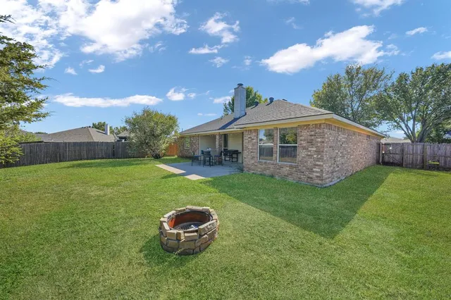 a view of a house with a backyard