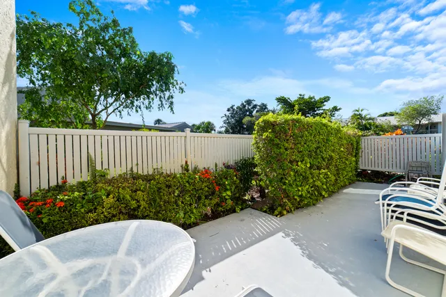 $325,000 | 5 Eastgate Drive, Unit C, Boynton Beach, FL 33436