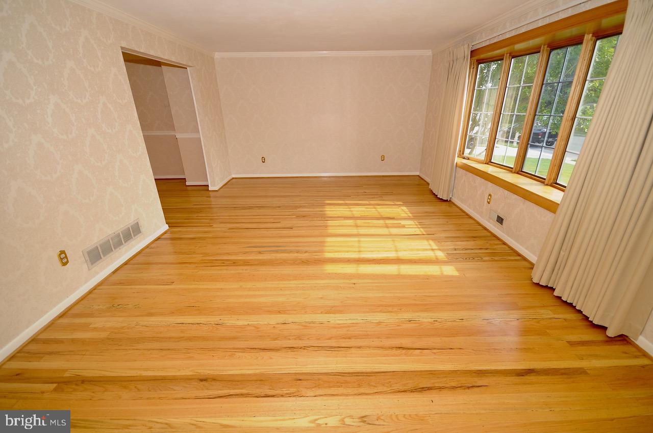 34 Candlestick Road Clementon, NJ 08021 - Photo 13 of 34 Living Room