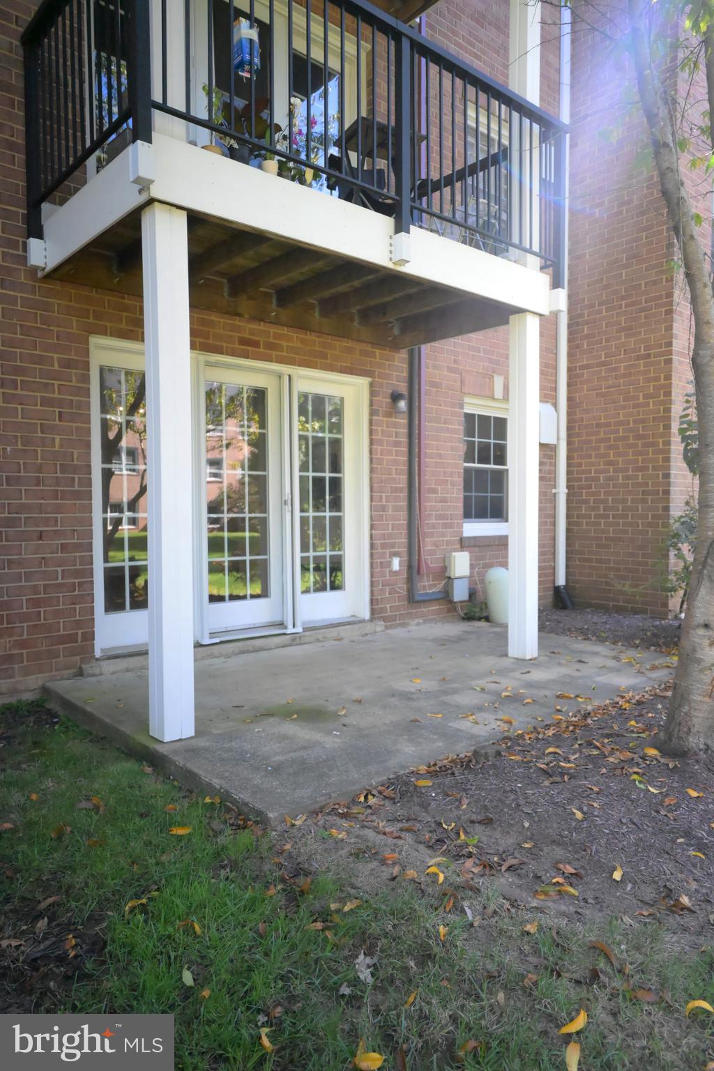9451 Fairfax Boulevard, Unit 102 Fairfax, VA 22031 - Photo 4 of 26 a view of a house with backyard and porch