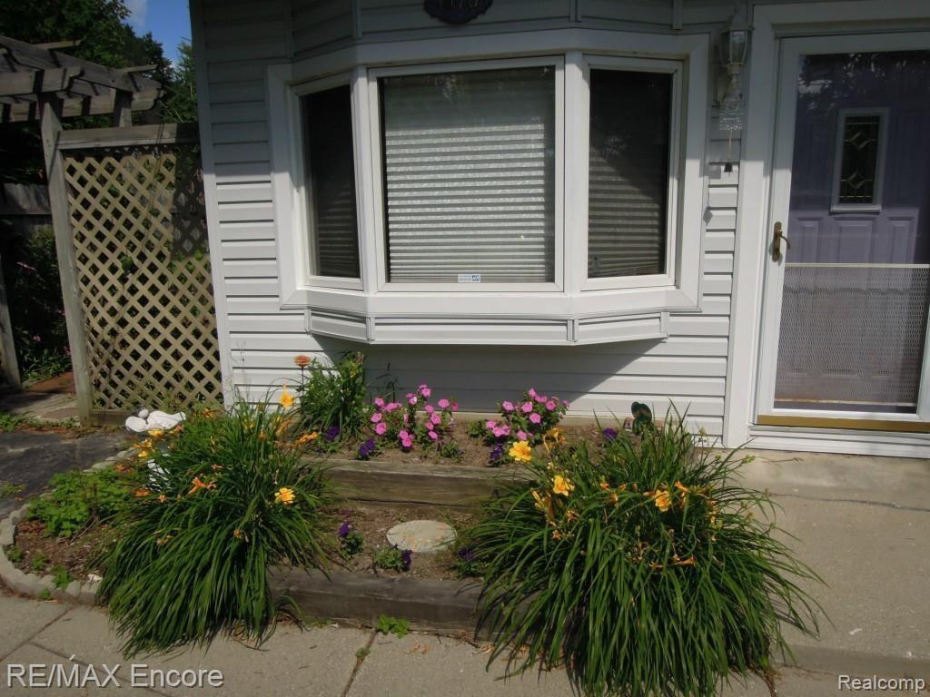 1470 Merry Road Waterford, MI 48328 - Photo 3 of 63 DSCN8996.jpg